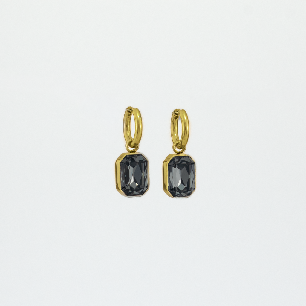 Julia Grey Gold Earrings

Gold earrings with Grey gemstones