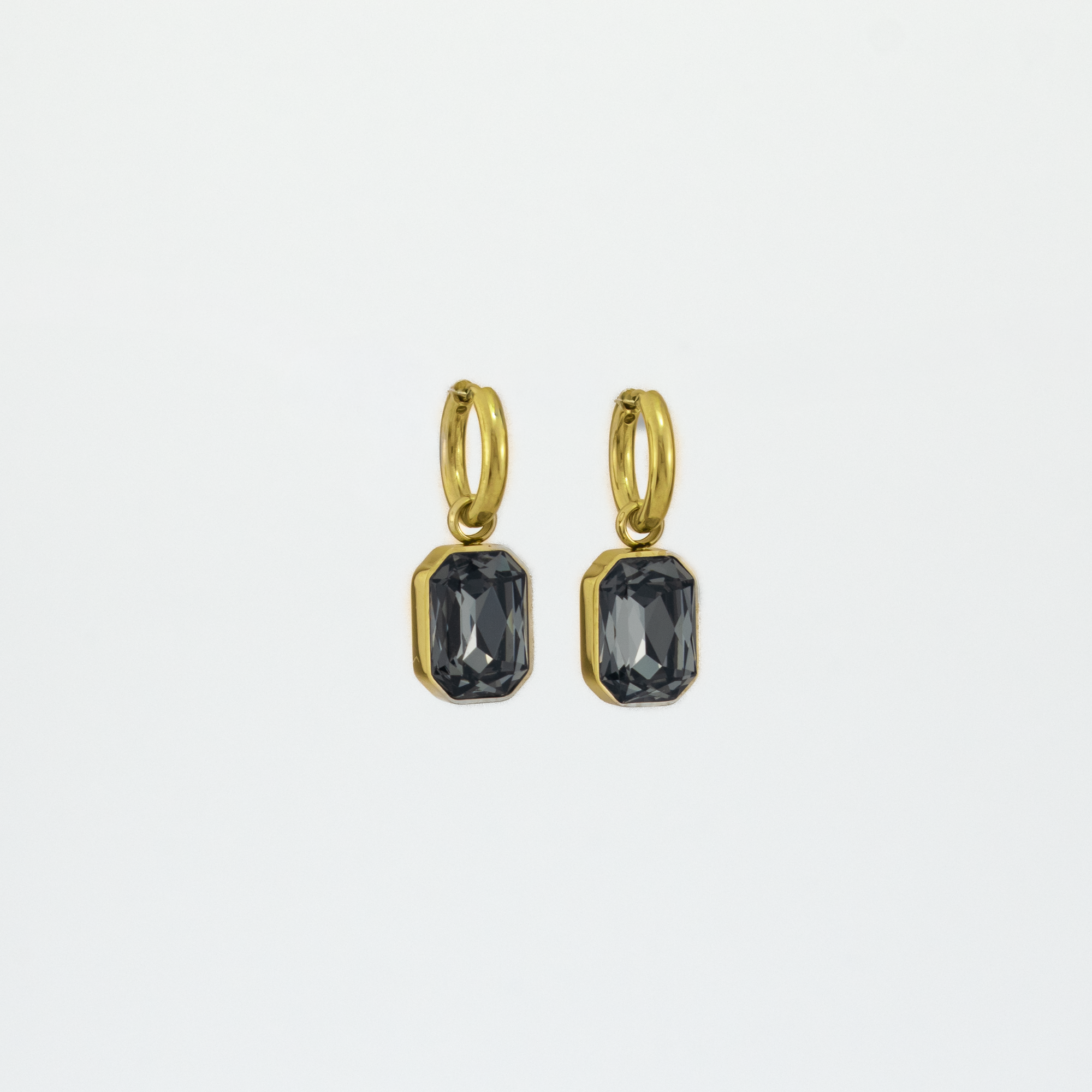 Julia Grey Gold Earrings

Gold earrings with Grey gemstones