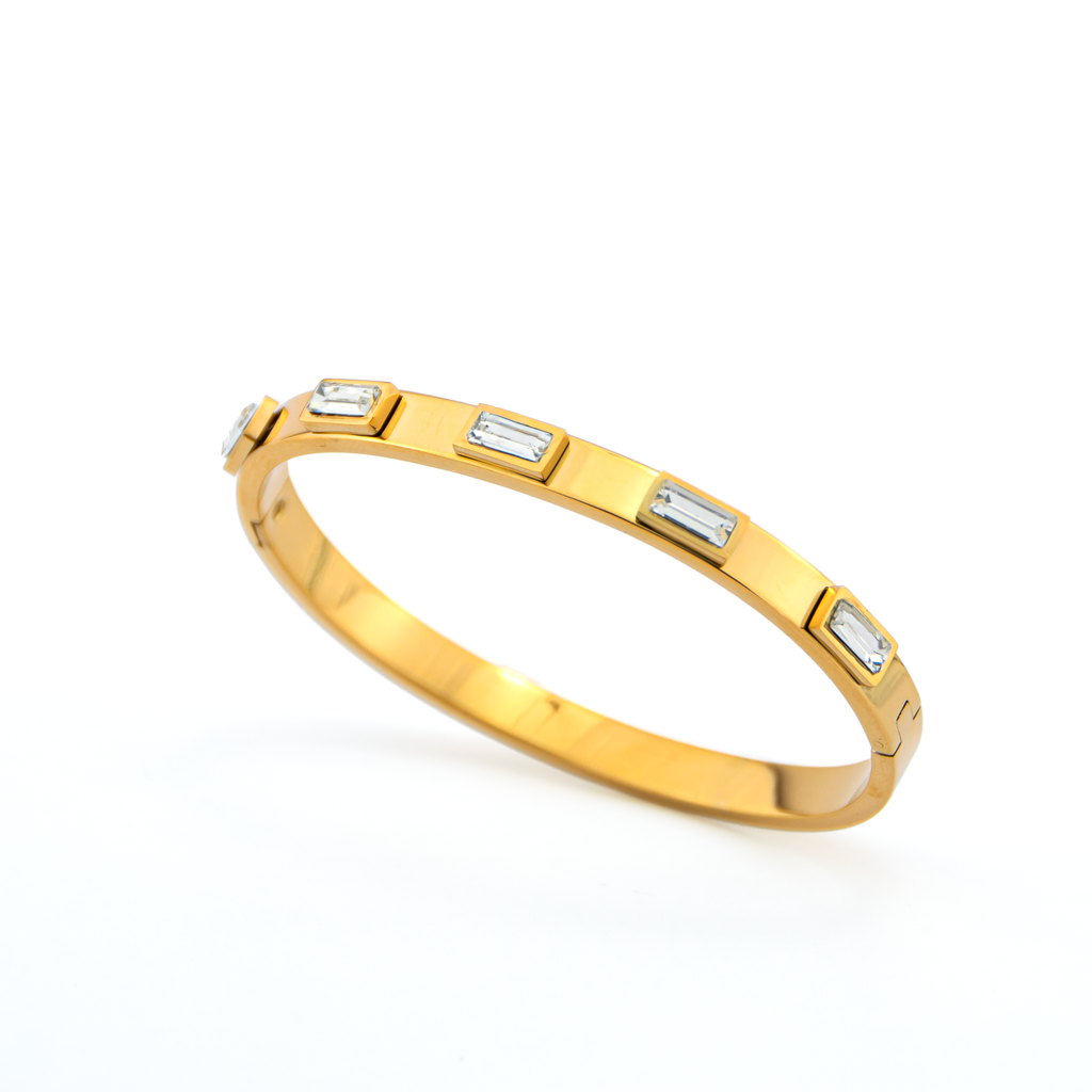 Zara_Gold_White_Bracelet_1

Gold bracelet with embedded stones on a white background