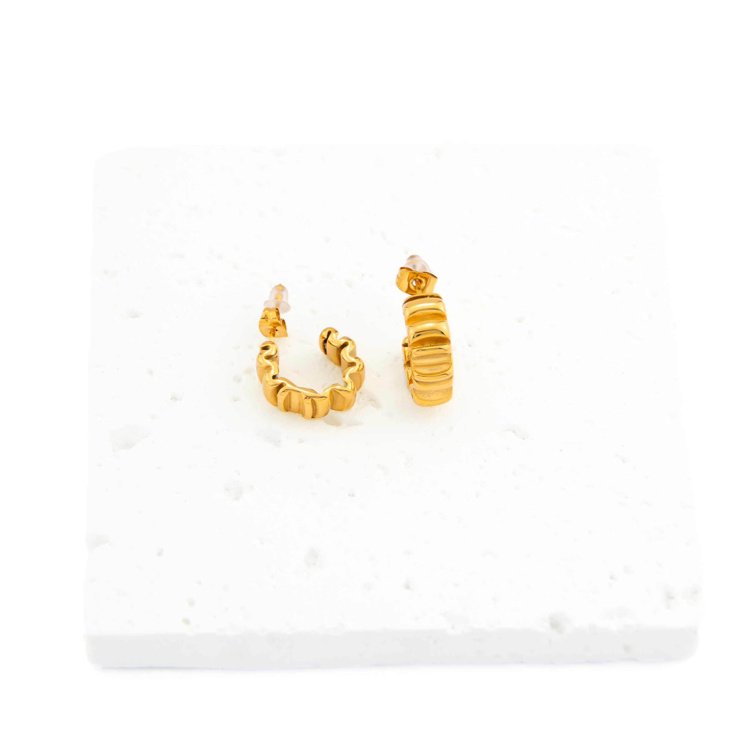 Zoe_Gold_Earrings_3

Gold hoop earrings on a white background